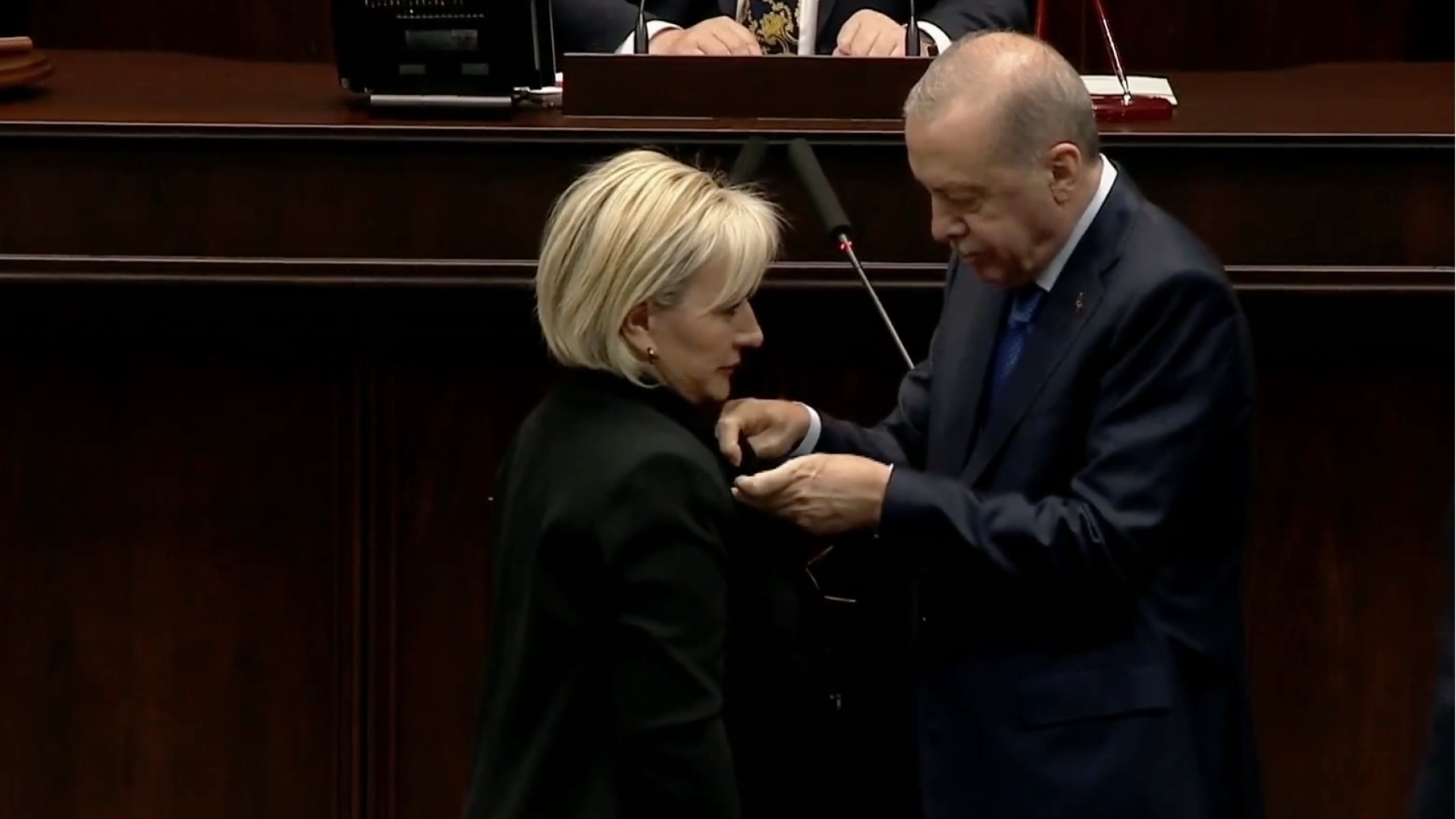 CHP'den istifa eden Nimet Özdemir AK Parti'ye katıldı, rozetini Erdoğan taktı