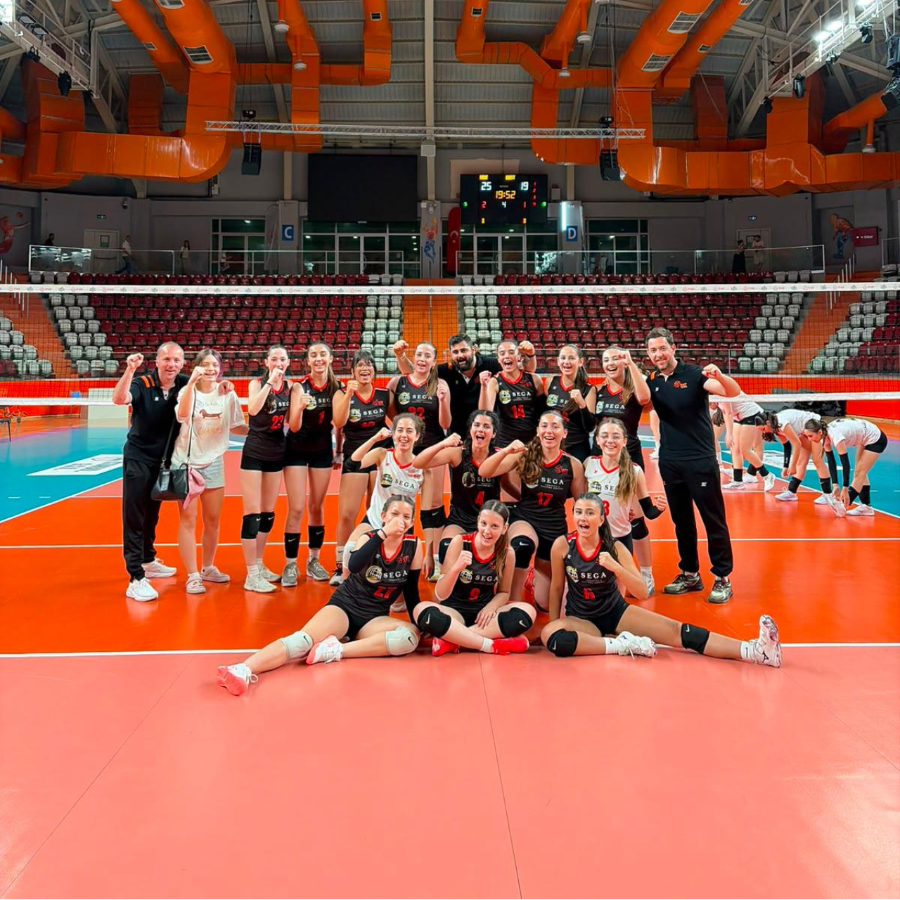 SET Voleybol Kulübü altyapı liglerine damga vurdu!