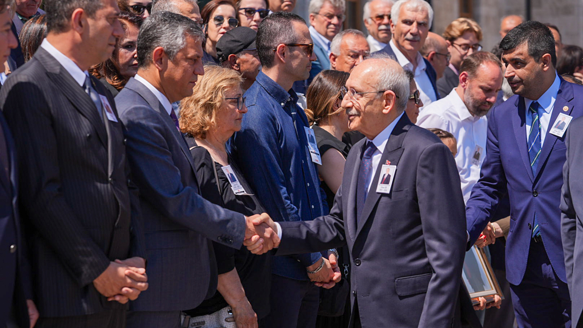 Kılıçdaroğlu ve Özel, mutlak butlan kararı sonrası cenazede ilk kez yan yana geldi