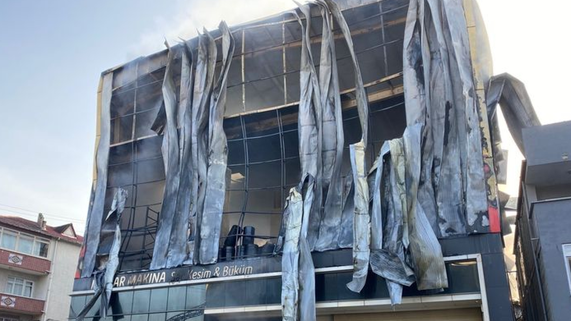 Dilovası'ndaki Fabrika Yangını Soruşturmasında 7 Belediye Yetkilisi Gözaltına Alındı