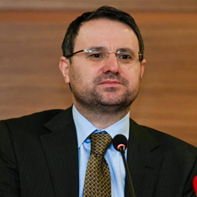 Özel'e açtığı davayı kazandı