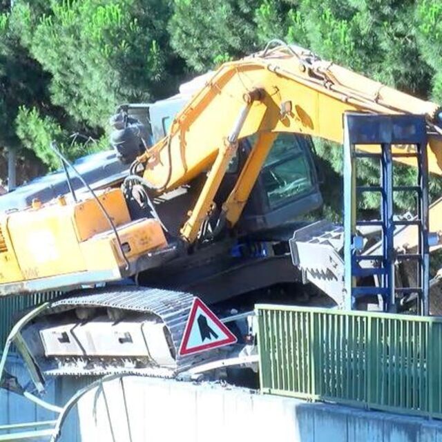 Korkuluklarda asılı kalan kepçe trafiği felç etti