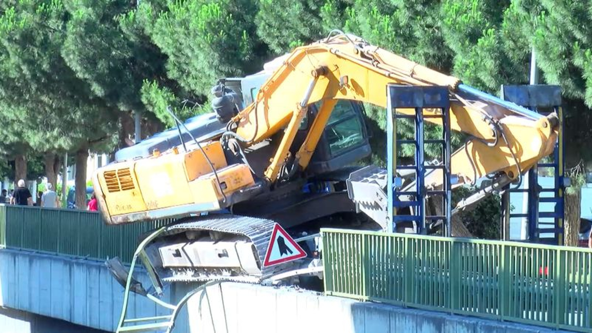 Bahçelievler'de TIR'ın üzerindeki kepçe devrildi, yol trafiğe kapandı