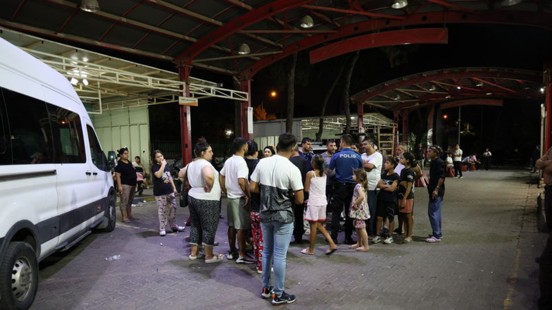 İzmir'de Hastane Çalışanı 9 Bıçak Darbesiyle Ağır Yaralandı, 2 Şüpheli Kaçtı