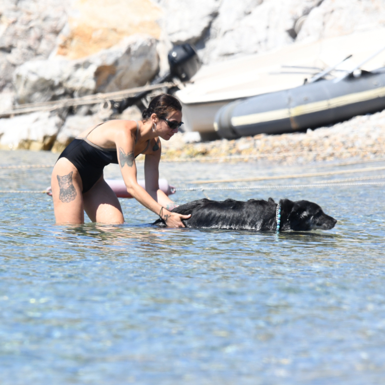 Köpeğine denizde egzersiz yaptırdı