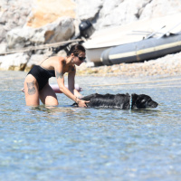 Köpeğine denizde egzersiz yaptırdı