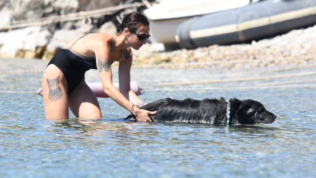 Köpeğine denizde egzersiz yaptırdı