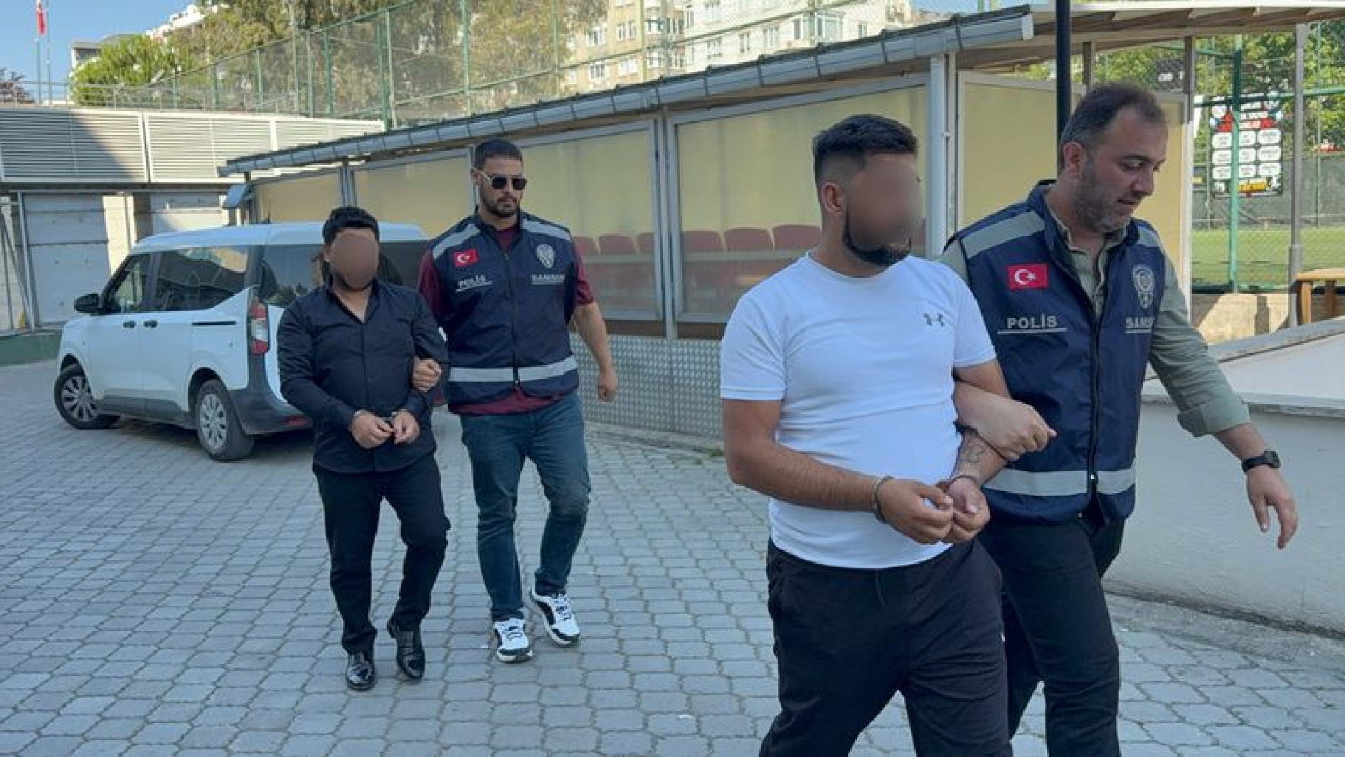 Arsa sahibini bıçakla yaralayıp darp eden 2 müteahhit yakalandı