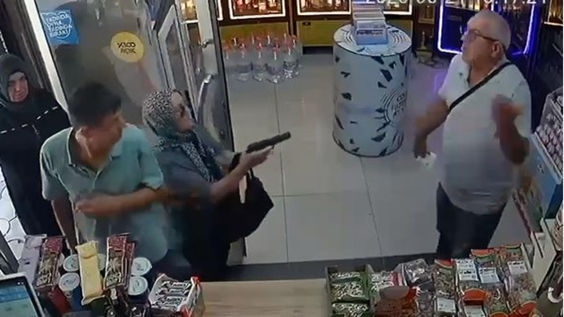 Kocasını öldürmek isteyen kadının silahı tutukluk yaptı