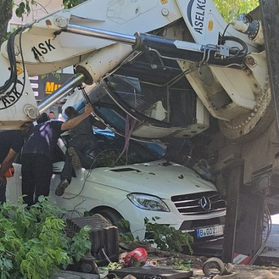 Köprü çökünce vinç devrildi!