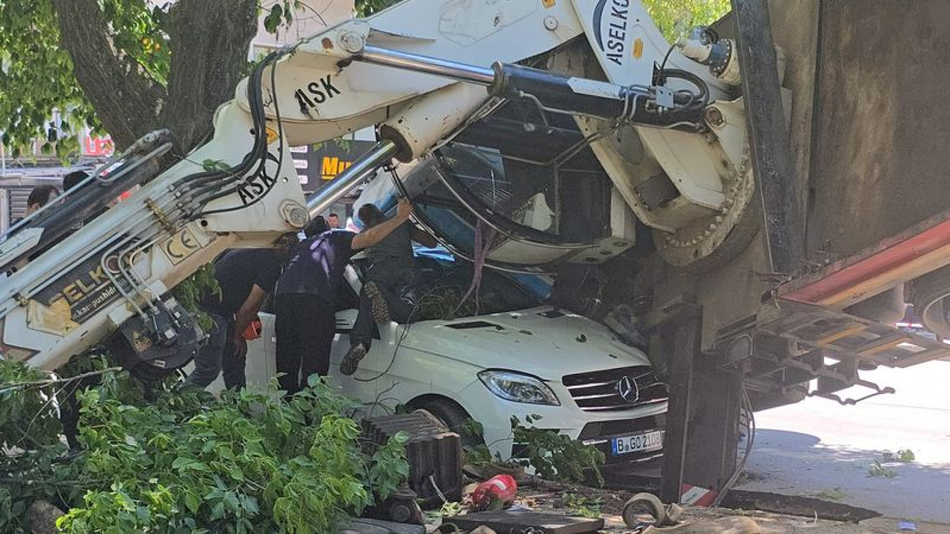 Bursa'da dere temizliğinde köprü çöktü: Vinç otomobilin üzerine devrildi