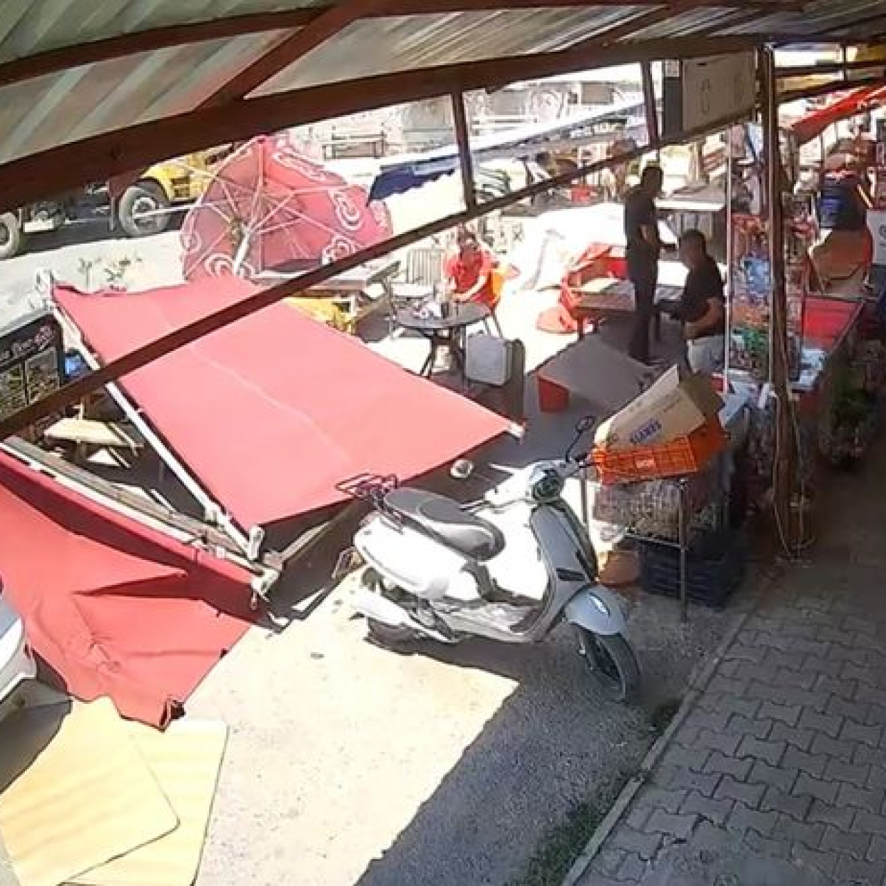 Antalya'da hortum! Tenteler savruldu!