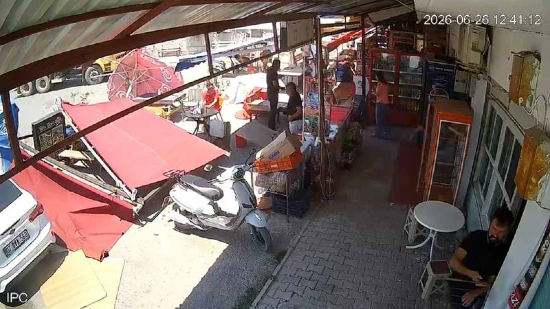 Antalya'da hortum: Tenteler müşterilerin üzerine savruldu