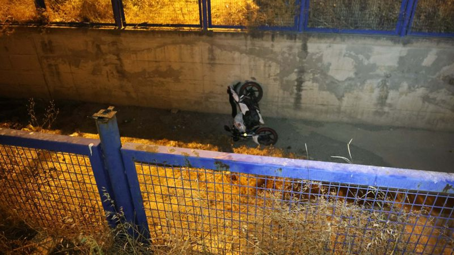 İzmir'de motosiklet eğitim sürüşünde dereye uçan kadın hayatını kaybetti