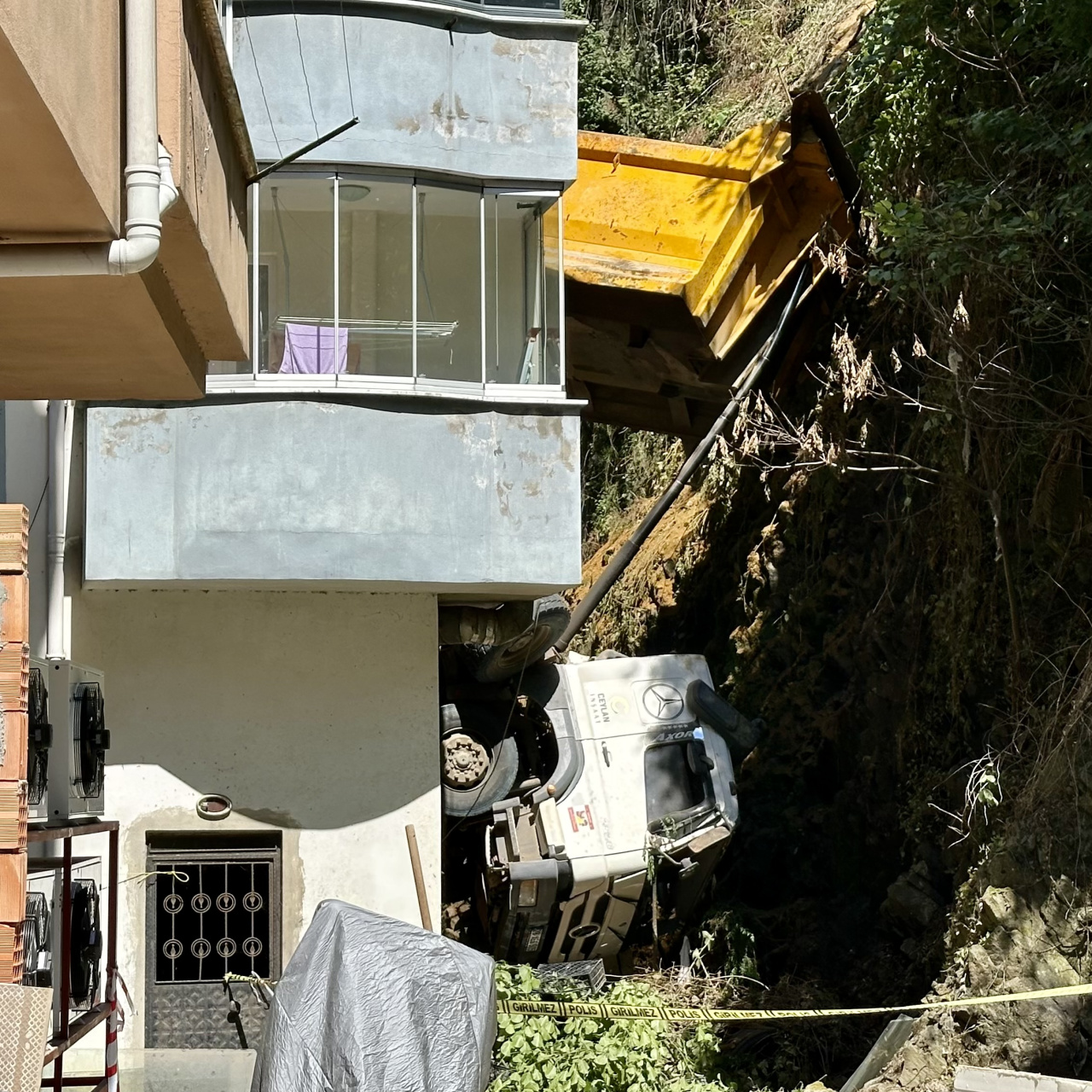 Kamyon apartmana saplandı!