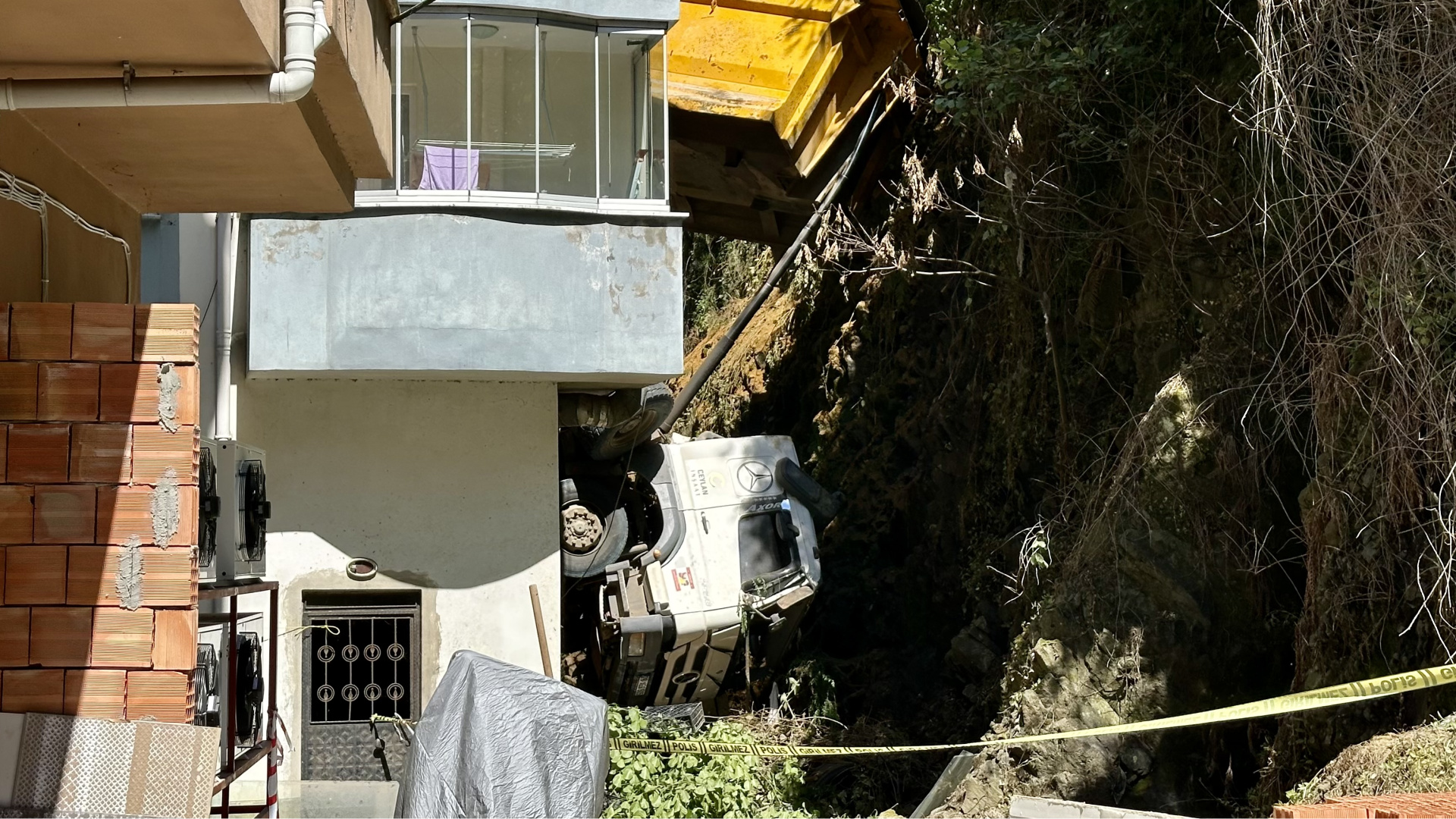 Giresun Tirebolu'da freni boşalan kamyon apartman ile duvar arasına girdi: 2 daire hasarlı