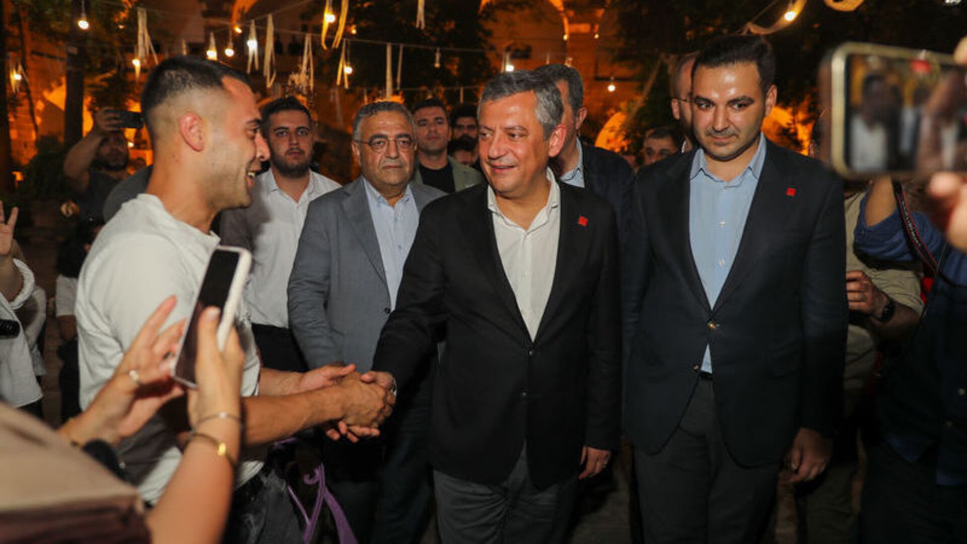 Özgür Özel Diyarbakır'da Esnafı Ziyaret Etti, Tahir Elçi'yi Andı