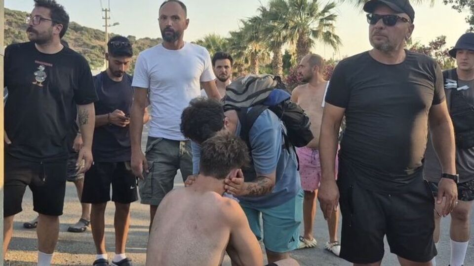 Dizi çalışanı boğazından bıçaklandı