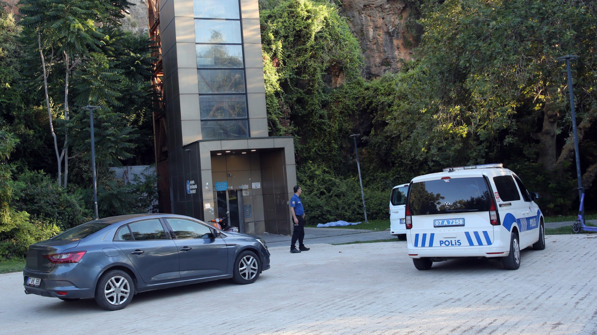 Antalya'da Panoramik Asansör Faciası: 35 Metreden Düşen Kişi Hayatını Kaybetti