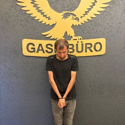 Aracına zorla bindi, bıçakla tehdit edip gasp etti