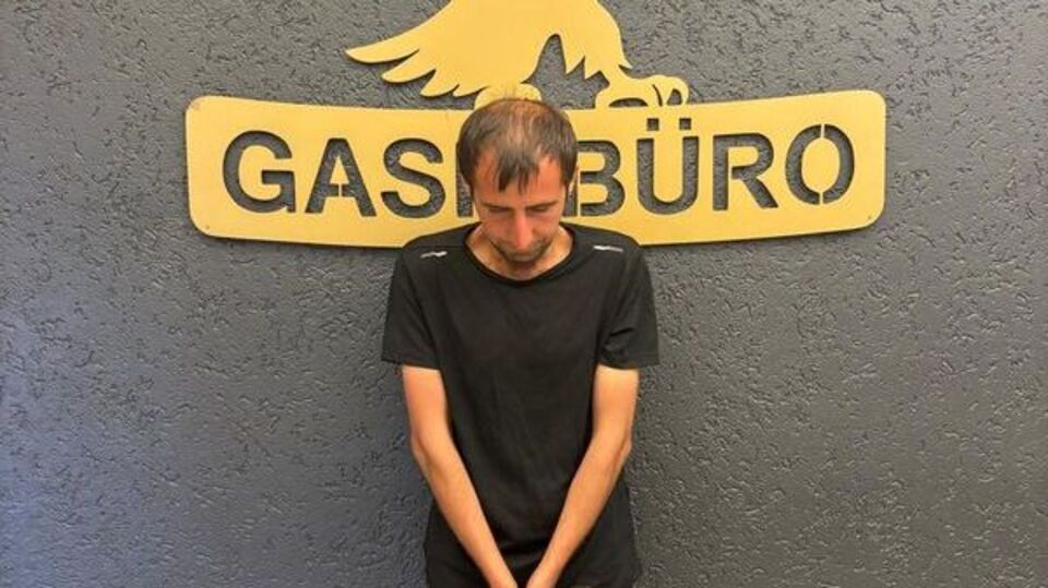 Aracına zorla bindi, bıçakla tehdit edip gasp etti