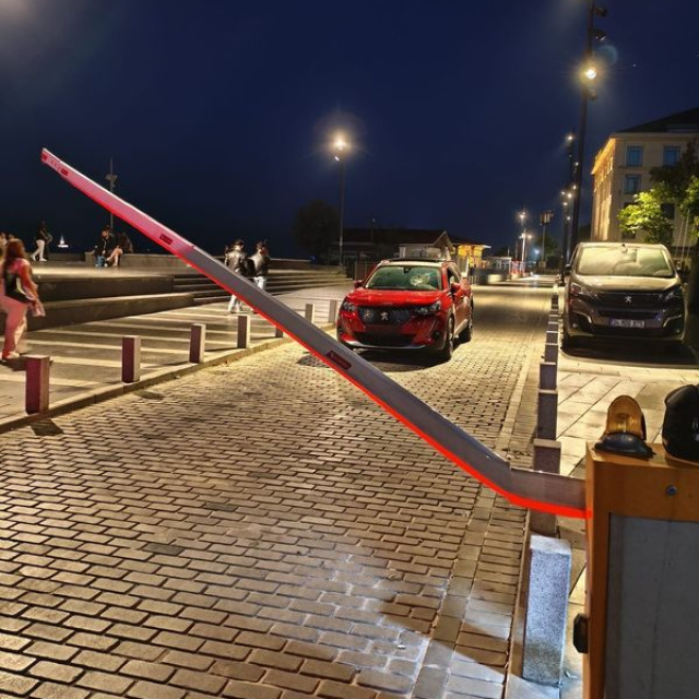 Bariyerleri kırdı, kaçmaya çalıştı!