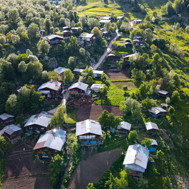 Tamamı ahşap evlerden oluşan köy