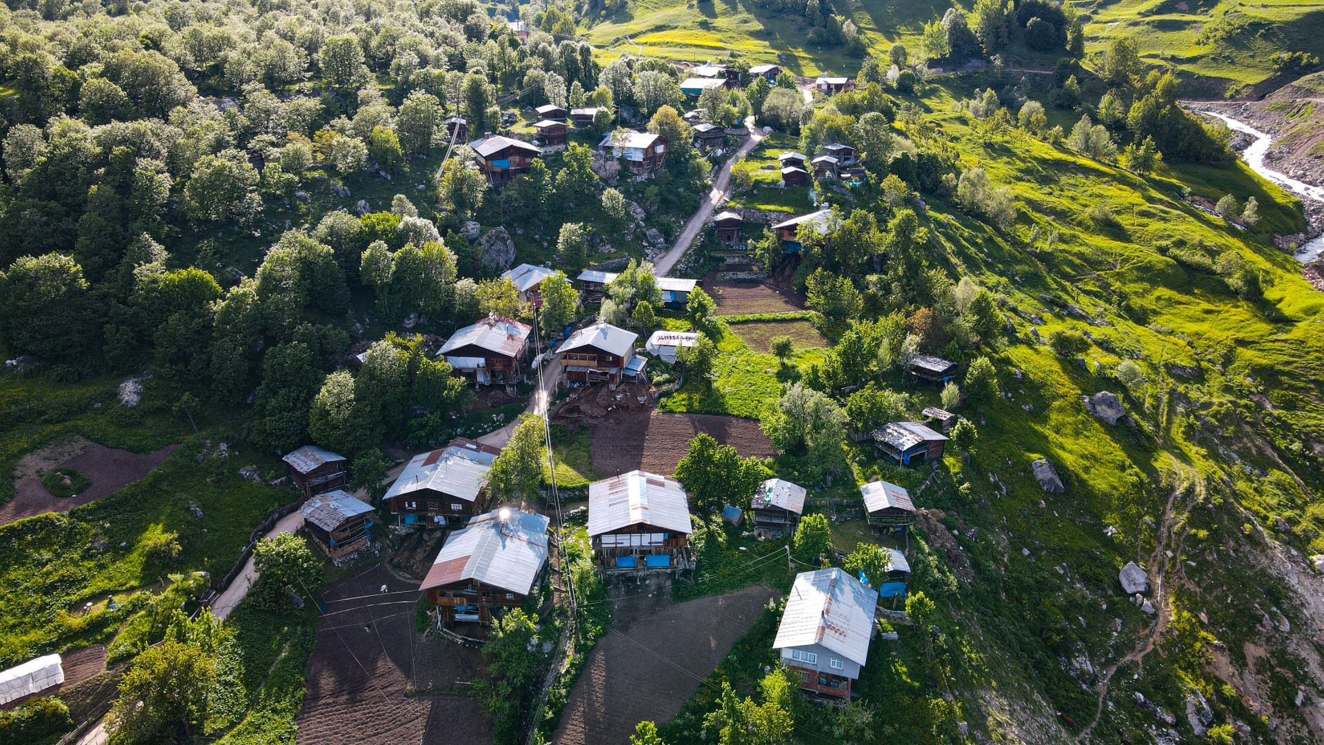 Artvin'deki Tamamı Ahşap Evlerden Oluşan Maden Köyü Doğasıyla Büyülüyor