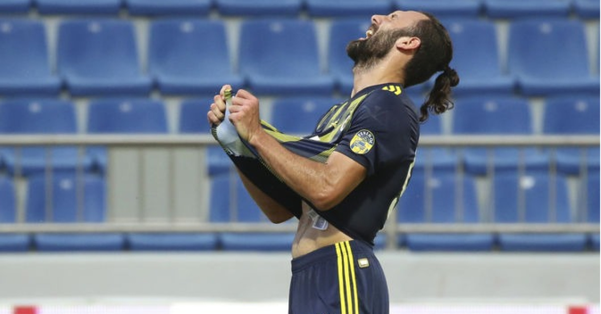 Fenerbahçe'de Muriqi şoku: Antrenmanı sedyeyle terk etti