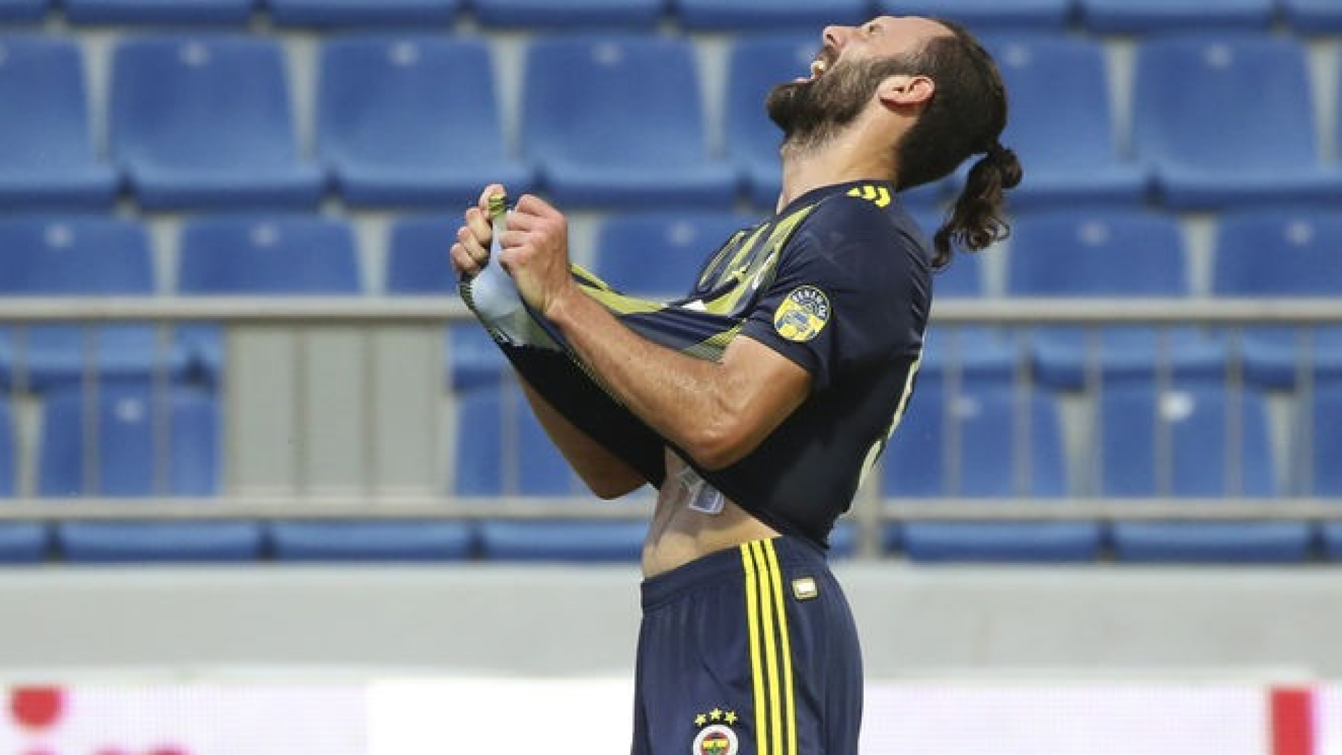 Fenerbahçe'de Vedat Muriqi şoku: Antrenmanı sedyeyle terk etti