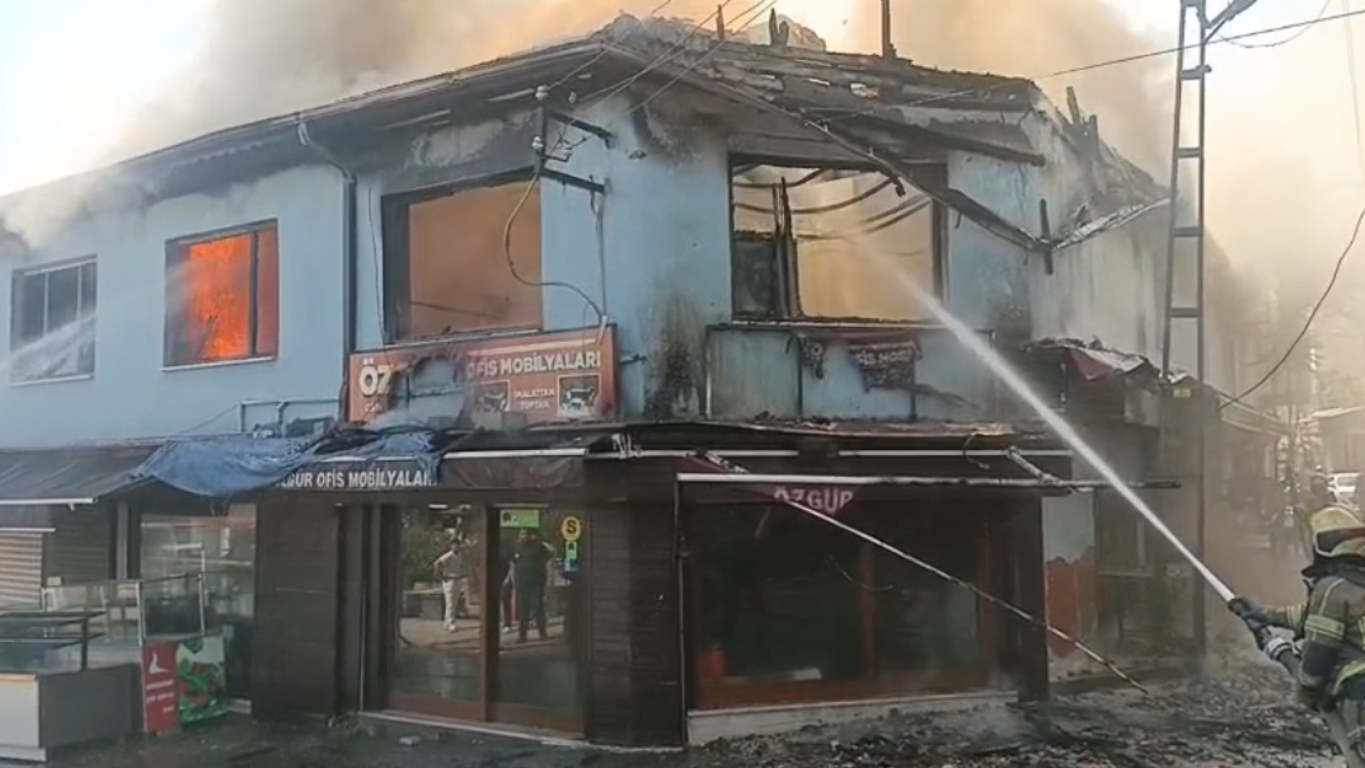 Bursa Tarihi Kayıhan Çarşısı'nda Yangın: 5 Dükkan Küle Döndü