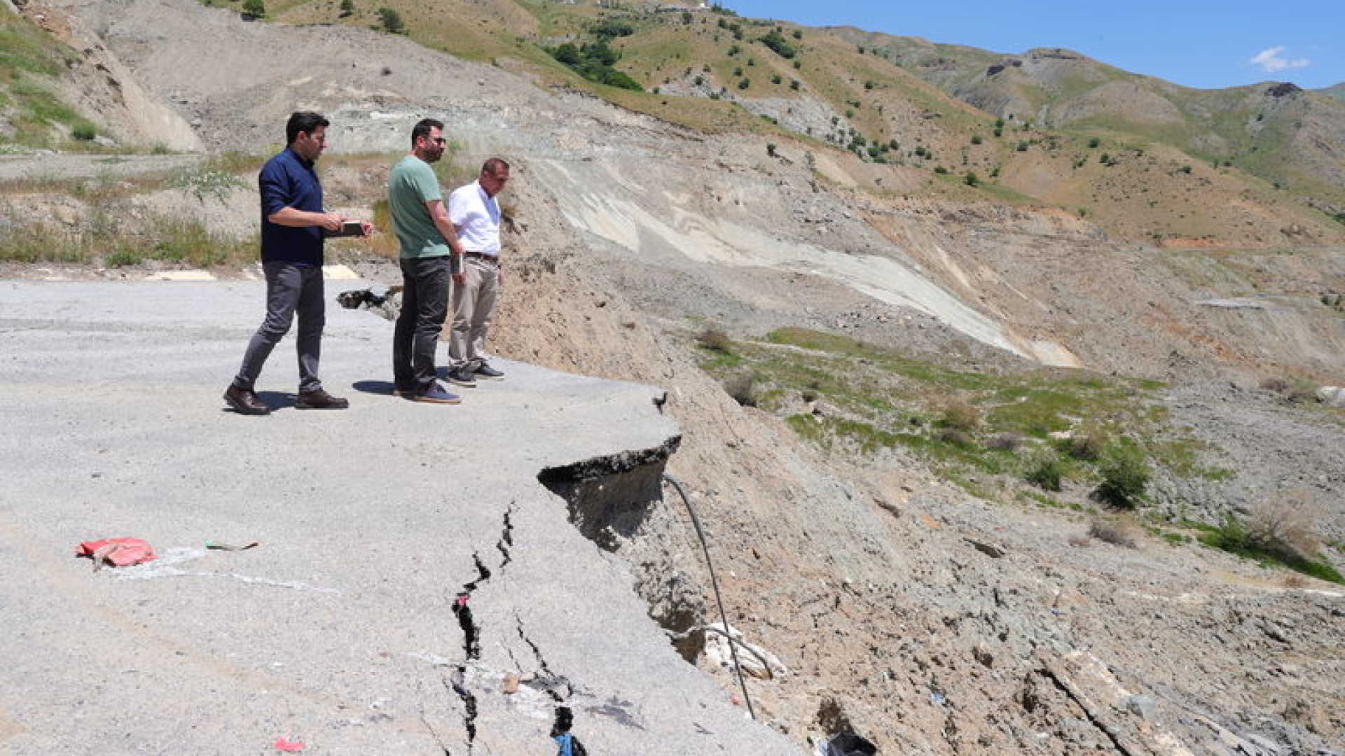 Hakkari'deki dev heyelanda 8 milyon metreküp toprak hareket etti, 200 metre kayma