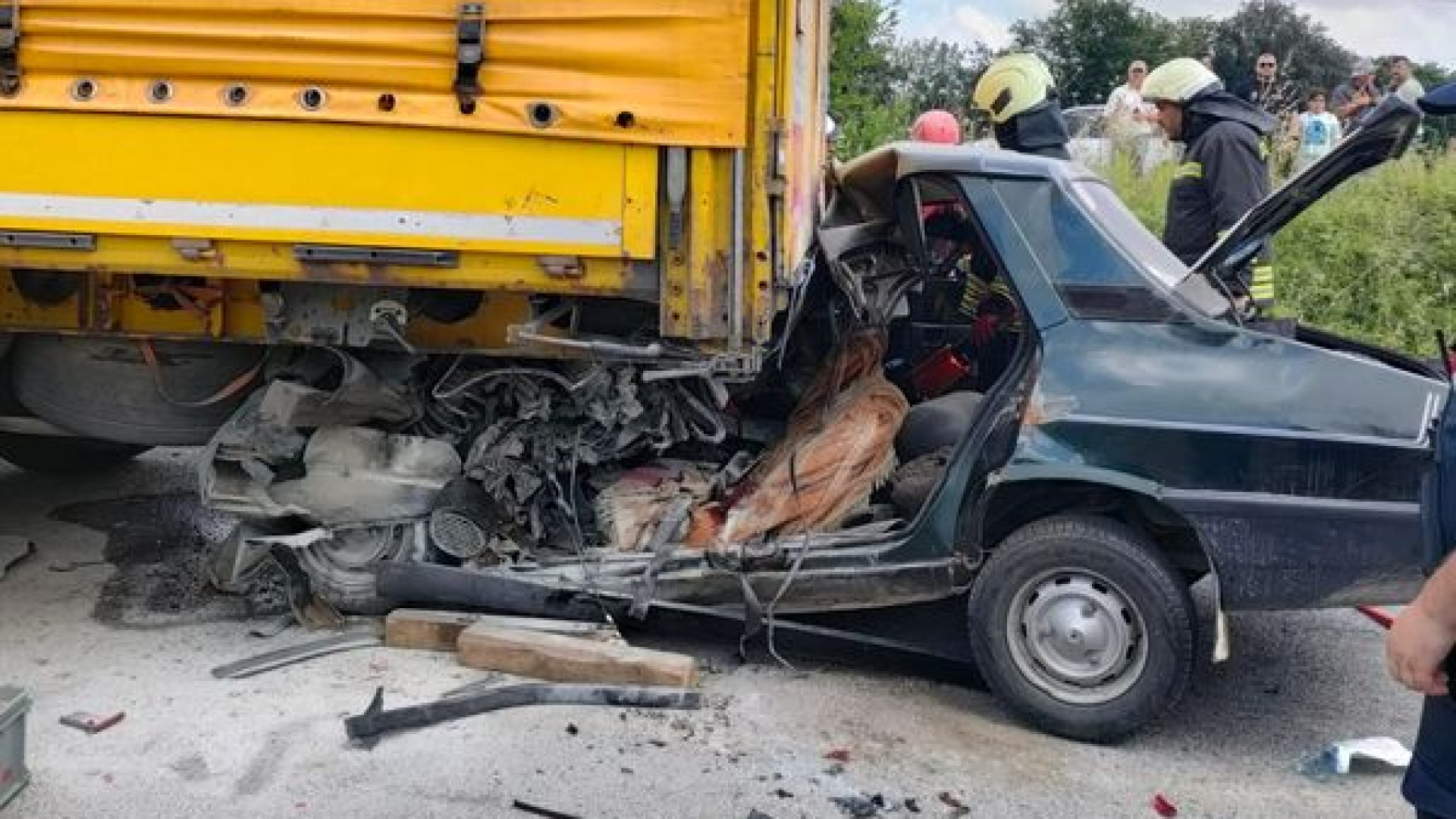 Samsun'da Park Halindeki TIR'a Çarpan Otomobilde 2 Kişi Hayatını Kaybetti