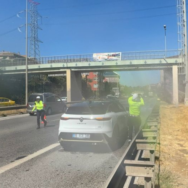 Üsküdar'da patlayan su borusu trafiği aksattı