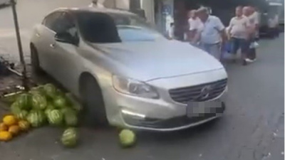 Alkollü kadın sürücü pazara daldı!