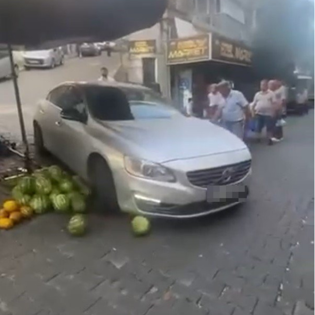 Alkollü kadın sürücü pazara daldı!