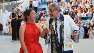 Annesinin gözleriyle üniversiteden mezun oldu