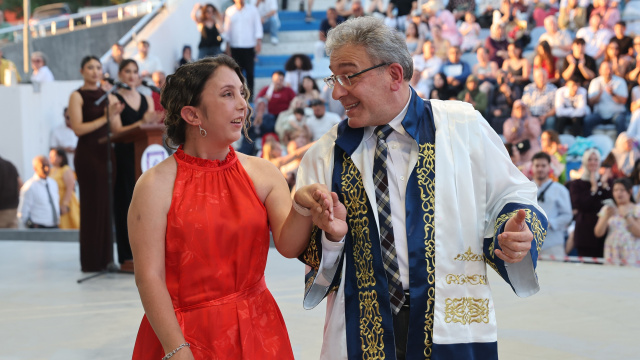 Annesinin gözleriyle üniversiteden mezun oldu