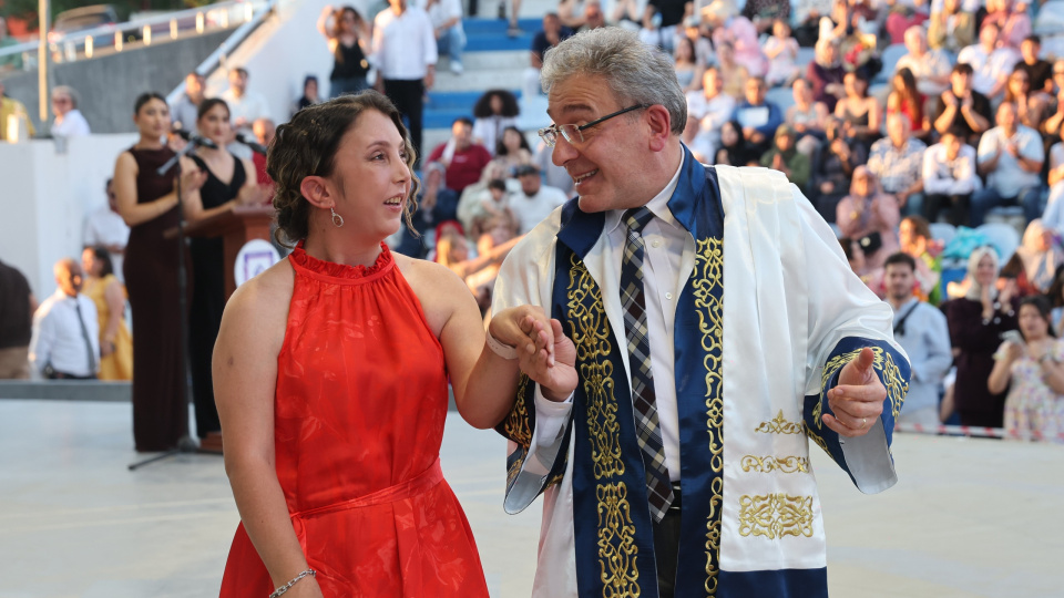 Annesinin gözleriyle üniversiteden mezun oldu