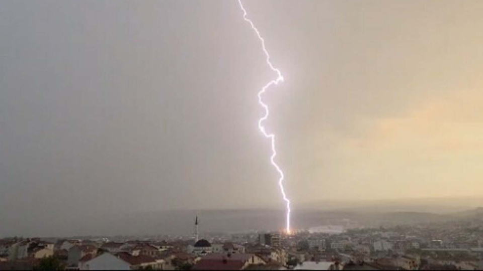 Yıldırım yangına sebep oldu!
