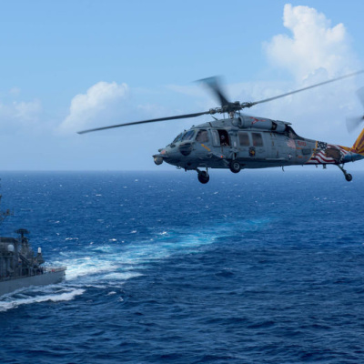 ABD helikopteri Arap Denizi'ne acil iniş yaptı