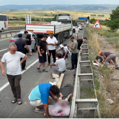 Aynı yönde TIR'a çarptı: 1 ölü, 4'ü çocuk 7 yaralı