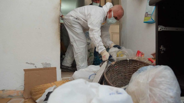 Evden yaklaşık 5 ton çöp çıkarıldı