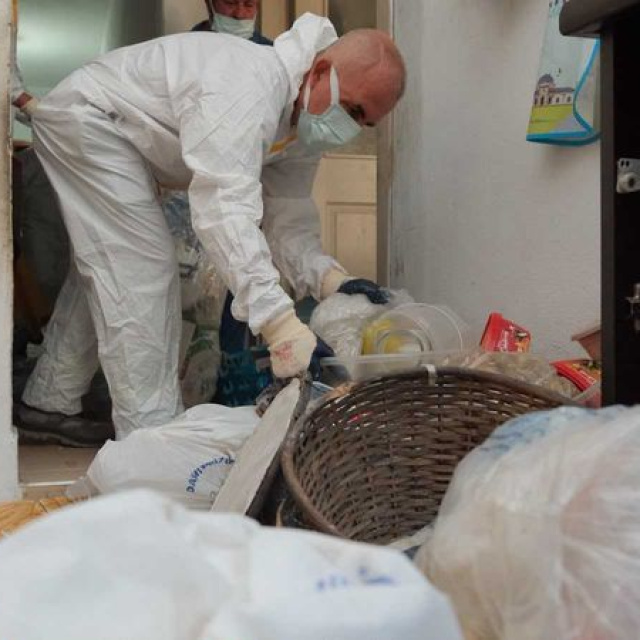 Evden yaklaşık 5 ton çöp çıkarıldı