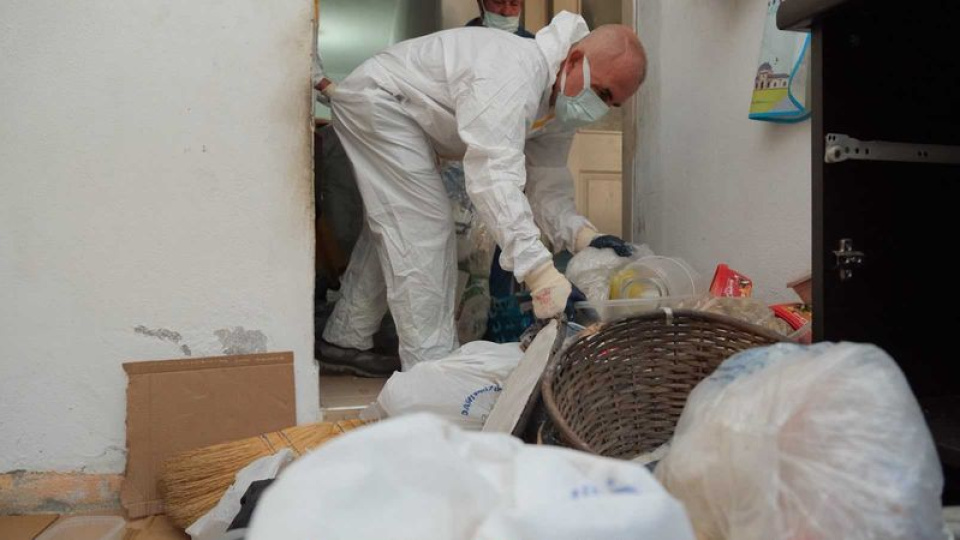 Evden yaklaşık 5 ton çöp çıkarıldı