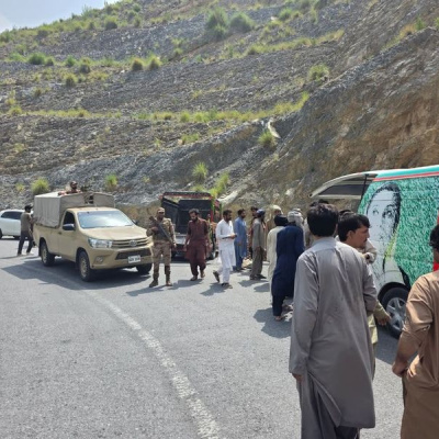 Pakistan'da otobüs uçuruma yuvarlandı