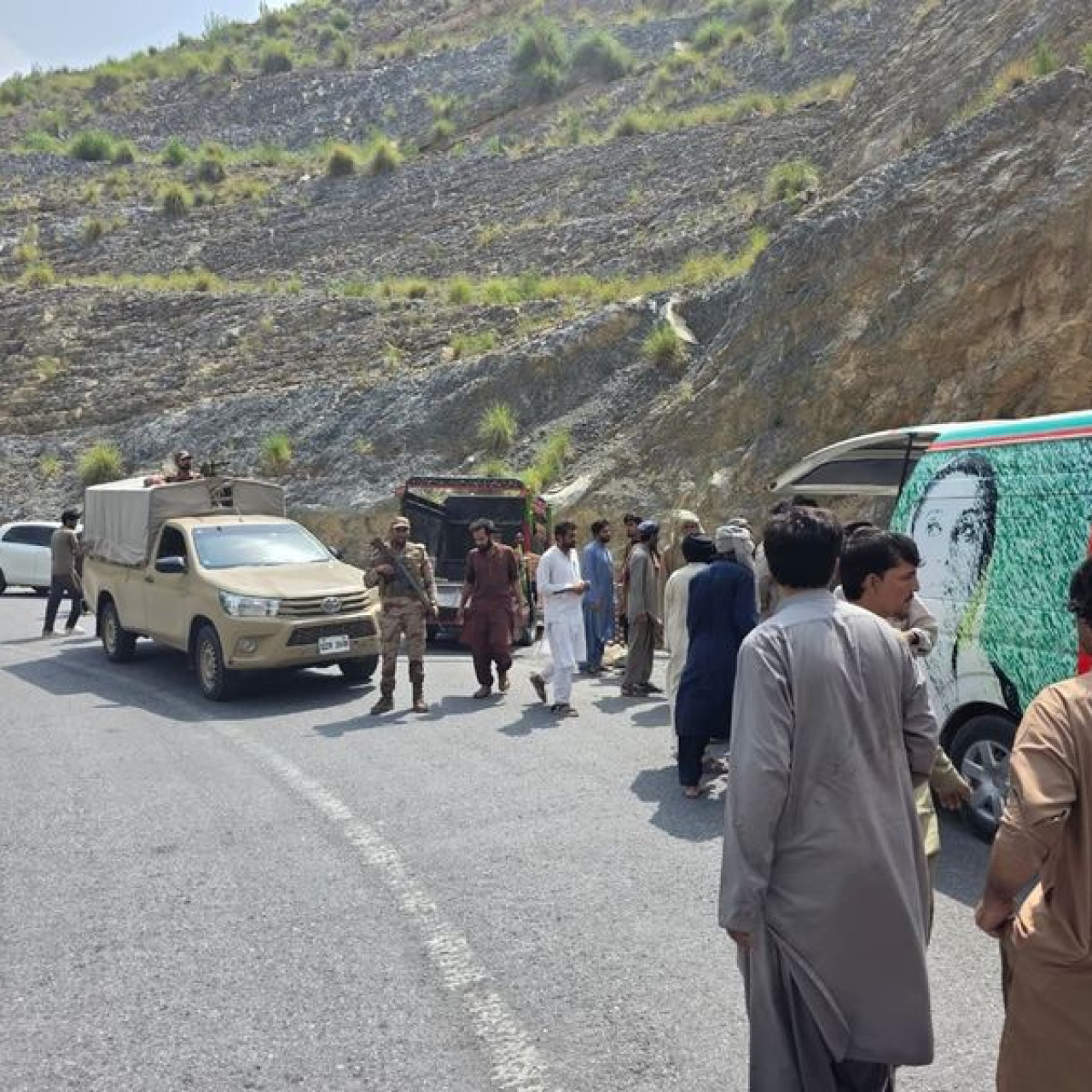 Pakistan'da otobüs uçuruma yuvarlandı