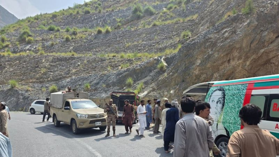 Pakistan'da otobüs uçuruma yuvarlandı