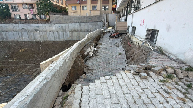 Küçükçekmece'de 5 katlı bina boşaltıldı