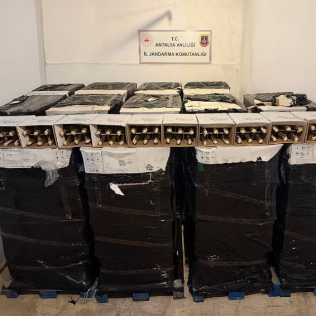 Otel deposunda sahte içki ele geçirildi